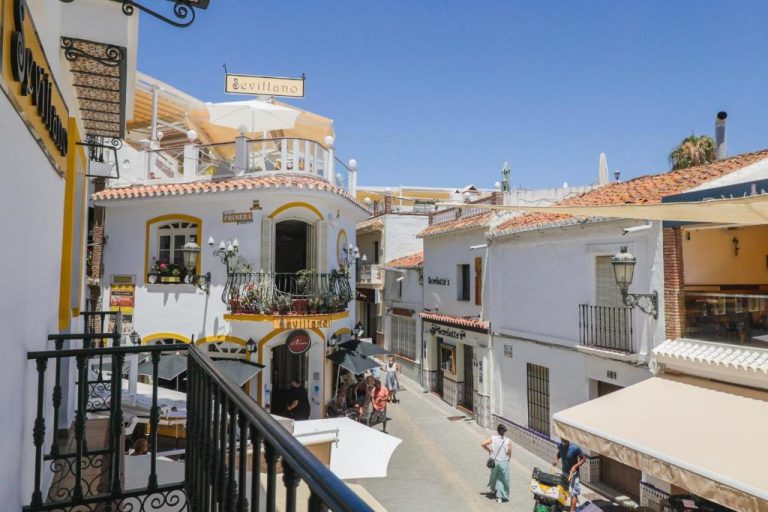 ðŸ¥° Cheap hostel in Nerja – Central, beautiful and close to tapas bars