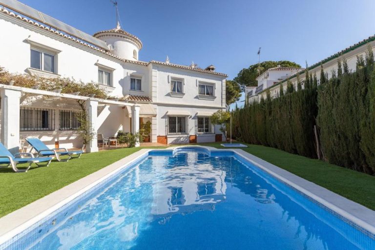 ✅ Beautiful villa with 6 bedrooms, private swimming pool and garden in Nerja 💖