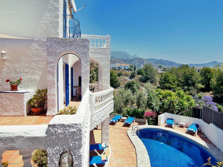 Spectacular Villa with swimming pool in Nerja – BOOK ONLINE ⚡