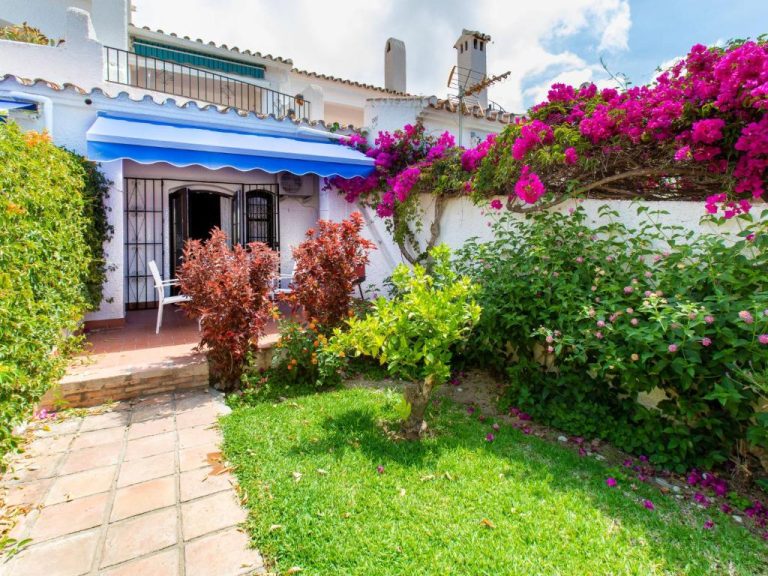 🌻 Andalusian-style apartment in Nerja, with pool, terrace and free Wi-Fi
