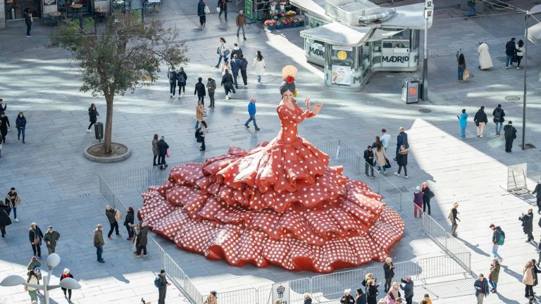 Aparece en el centro de Madrid una muñeca gigante Made in Andalucia 💚