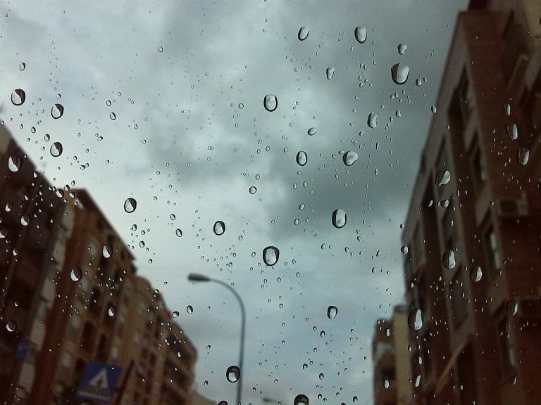 Raining again in Nerja. Is this situación normal?