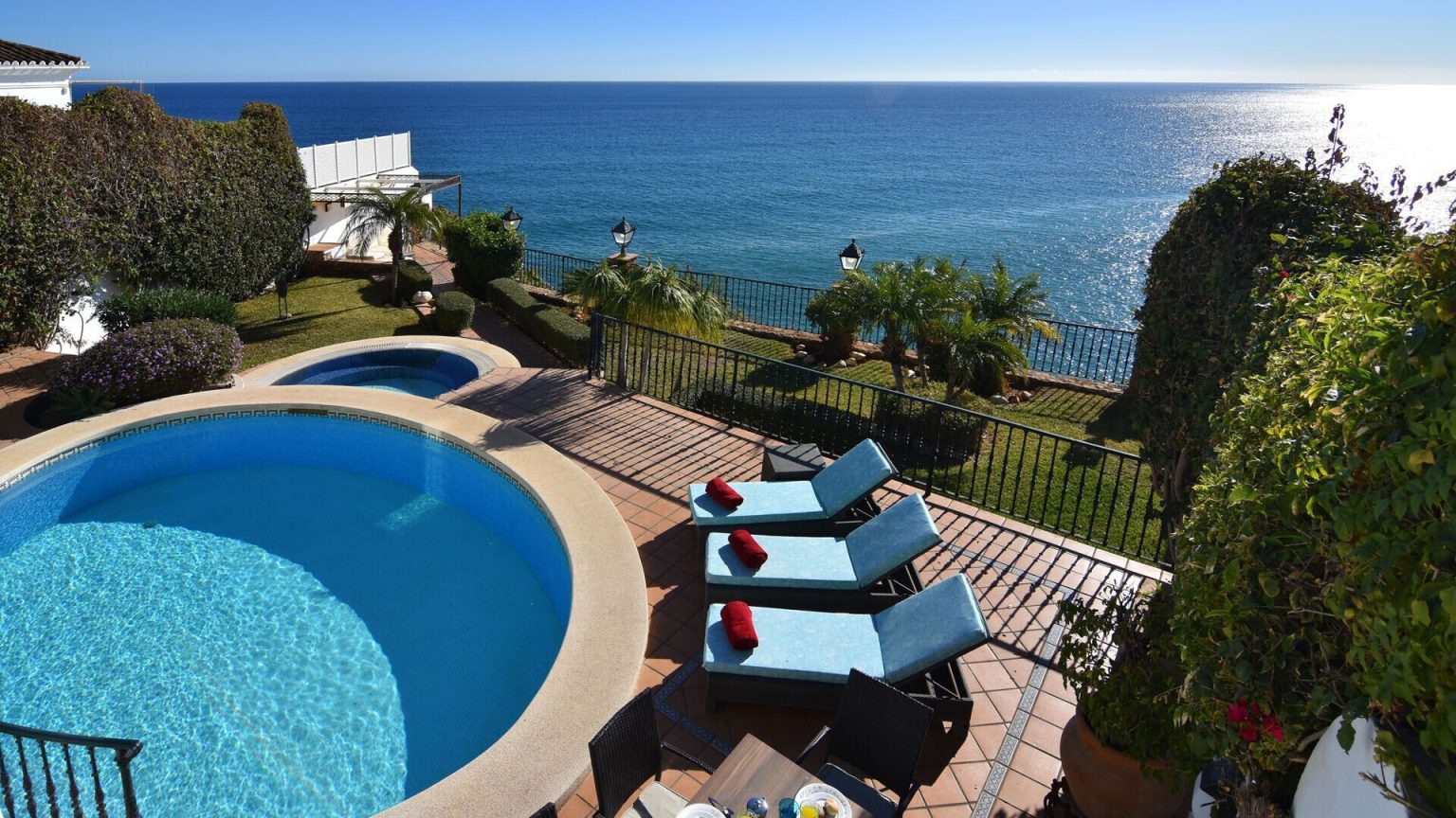 Curated visual reference: Visual Reference: Luxury Villa With Private Pool In Nerja